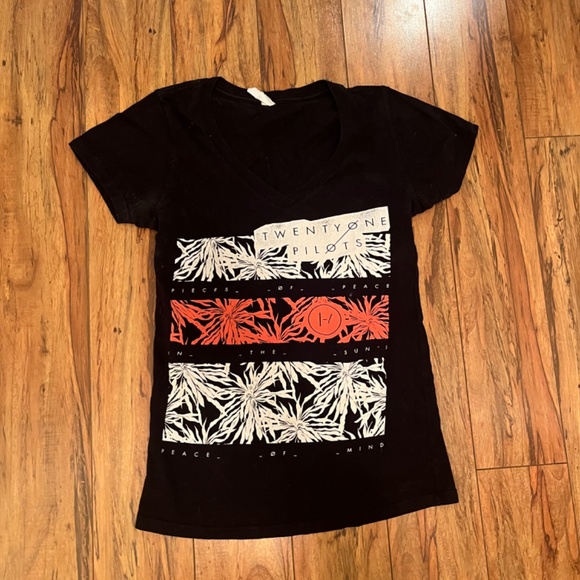 Bundle of 3 Twenty One Pilots Blurry Face graphic band tees - Picture 7 of 8